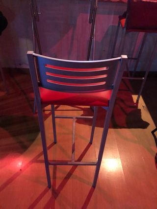 2 mesas plegables y 4 sillas