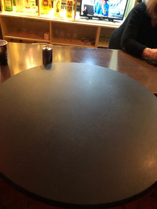 2 mesas plegables y 4 sillas