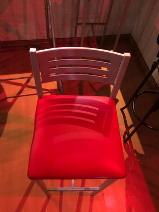 2 mesas plegables y 4 sillas