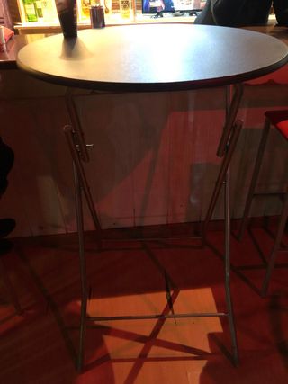 2 mesas plegables y 4 sillas