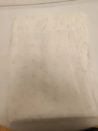 Cortina in tessuto bianco e grigio