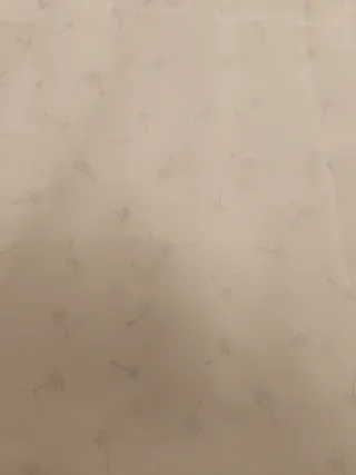 Cortina in tessuto bianco e grigio