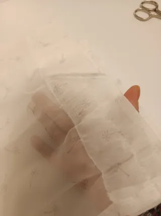 Cortina in tessuto bianco e grigio