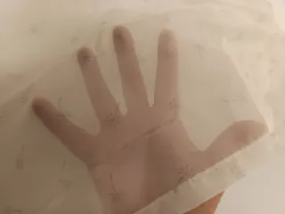 Cortina in tessuto bianco e grigio