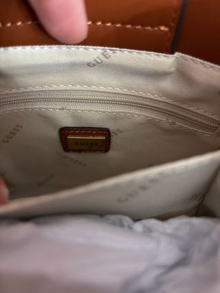Bolso pequeño Guess marrón