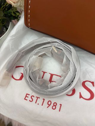 Bolso pequeño Guess marrón