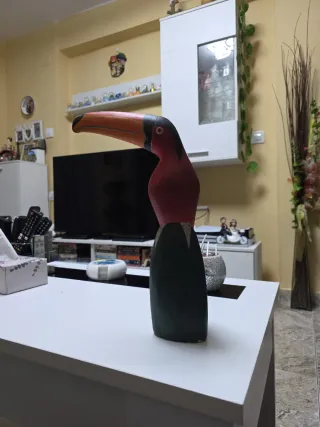 Figura de tucán de madera