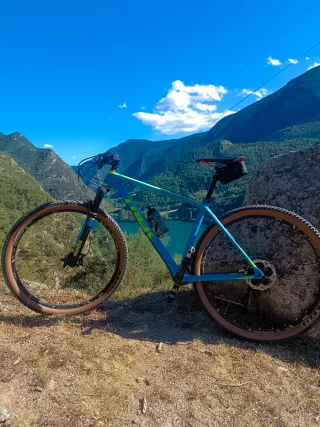 Bicicleta Trek Superfly 9.8 in carbonio