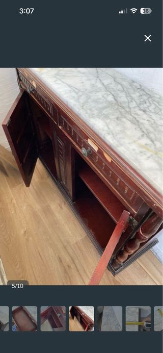 Aparador de madera con tapa de mármol