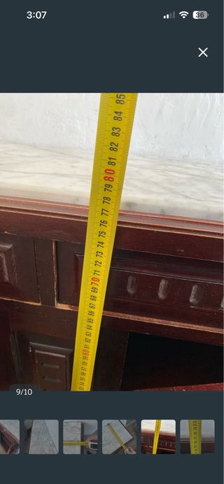 Aparador de madera con tapa de mármol