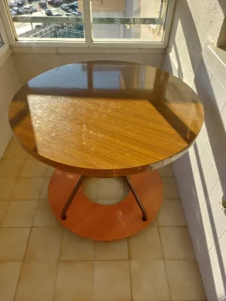 Mesa camilla redonda con tarima.