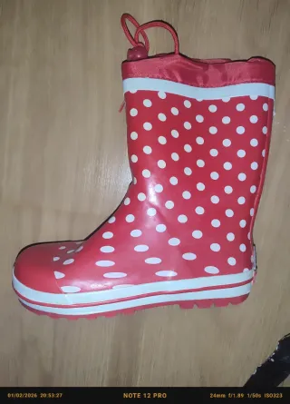 Stivali da acqua rossi con pois bianchi