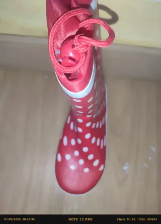 Stivali da acqua rossi con pois bianchi