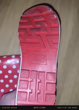 Stivali da acqua rossi con pois bianchi