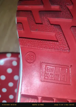 Stivali da acqua rossi con pois bianchi