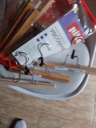 Perchas de pinza madera Tikki (1.50€/unidad)