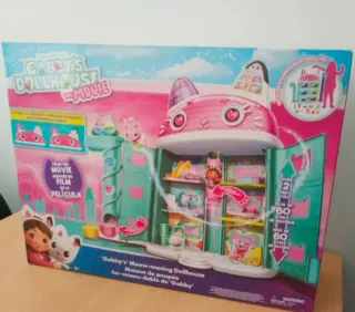 Il film Gabby's Dollhouse è distribuito da Dollhouse