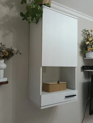 Mobili da salone. Vetrinetta appesa e mobiletto.