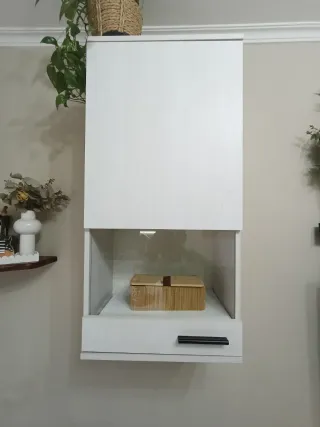 Mobili da salone. Vetrinetta appesa e mobiletto.