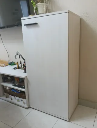 Mobili da salone. Vetrinetta appesa e mobiletto.