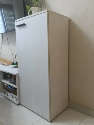 Mobili da salone. Vetrinetta appesa e mobiletto.