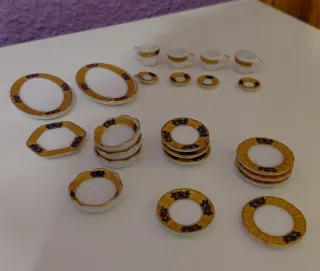 Set di stoviglie per casa delle bambole in porcellana dorata