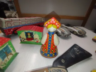 Juguetes de hojalata antiguos: coches, tren y más