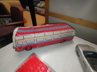 Juguetes de hojalata antiguos: coches, tren y más