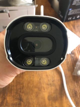 Câmera de exterior branca e preta