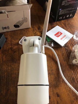 Câmera de exterior branca e preta