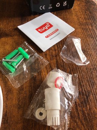 Câmera de exterior branca e preta