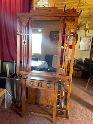 Mueble recibidor de madera con espejo