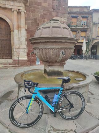 Bicicleta de carretera Giant azul