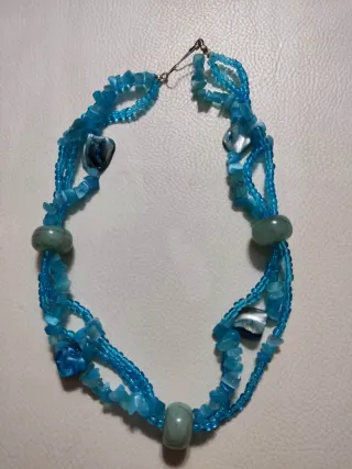 Girocollo azzurro con perle