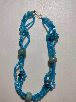 Girocollo azzurro con perle