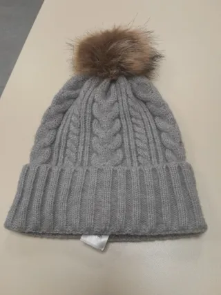 Gorro de lana gris con pompón