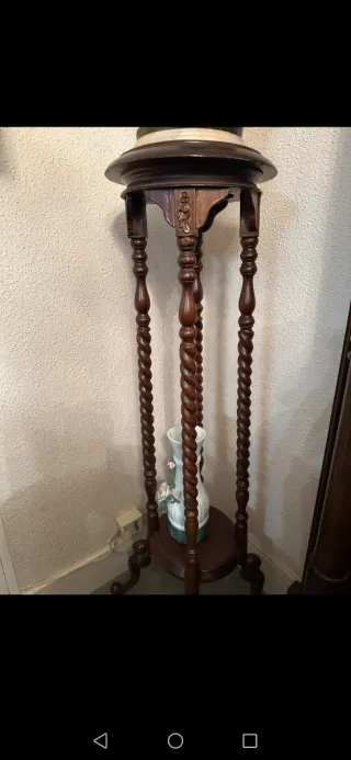 Urge Figura escayola mujer flores peana madera