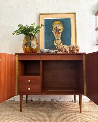Vintage pequeño aparador Escandinavo Mid Century