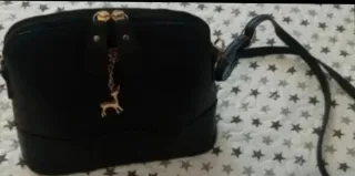 Bolso de hombro negro con charm de ciervo