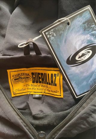 Cortavientos Corteiz Negro y Blanco con Capucha