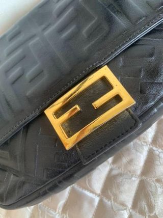 Bolso Fendi Negro con Logo FF Dorado
