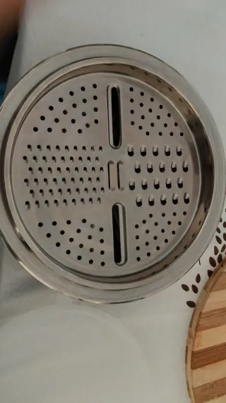 Ciotola con coperchio e grattugia