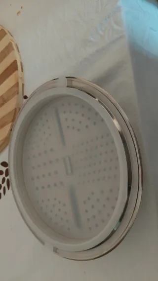 Ciotola con coperchio e grattugia