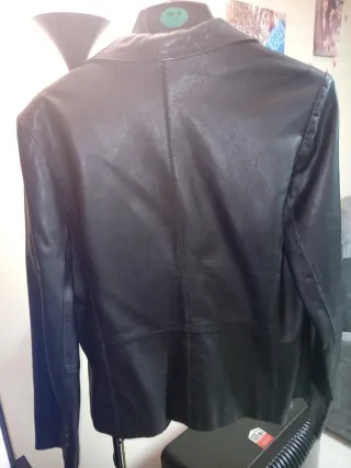 Americana de piel  ovina negra. Talla XL justa