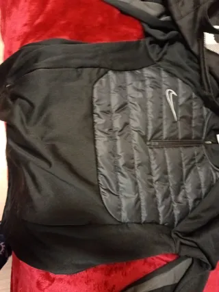 Conjunto deportivo Nike negro recojida en persona