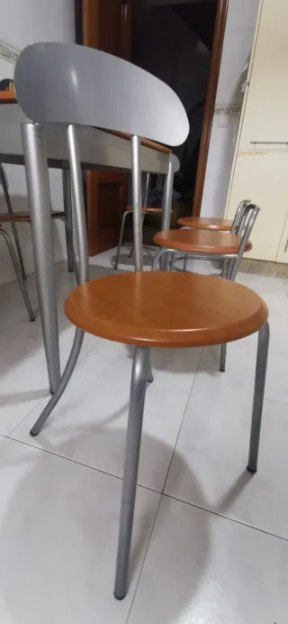 Mesa cocina con 4 sillas y 2 taburetes