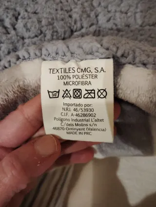 Edredón de microfibra gris y blanco