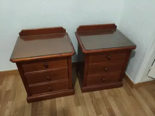 Conjunto mesitas de noche de madera con cristal