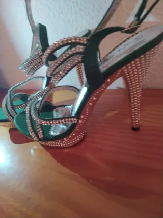 Zapatos de tacón verdes y pedrería.   Sin estrenar