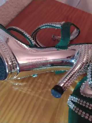Zapatos de tacón verdes y pedrería.   Sin estrenar